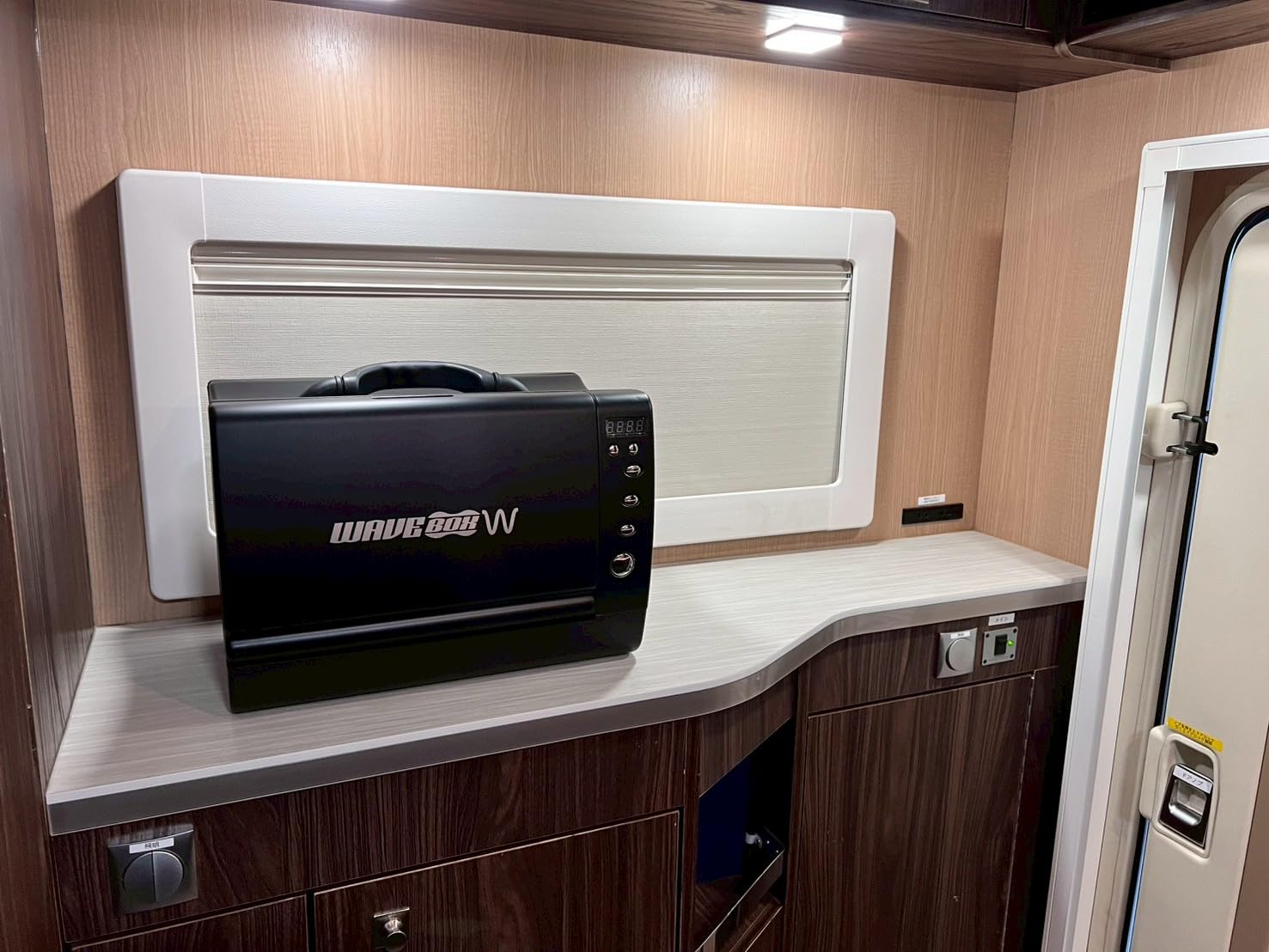 wavebox ac ホワイト Amazon.co.jp: 【AC・DC電源で使える】ポータブル電子レンジ WAVEBOX W